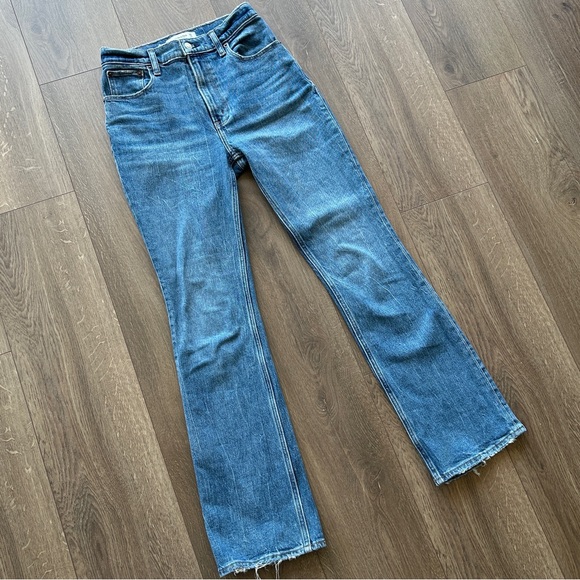 Abercrombie Ultra High Rise Vintage Flare Jean Size 25 Short - Picture 3 of 15